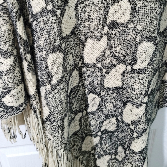 Do Everything In Love Women's Snakeskin Print Fringe Poncho One Size - Picture 7 of 11
